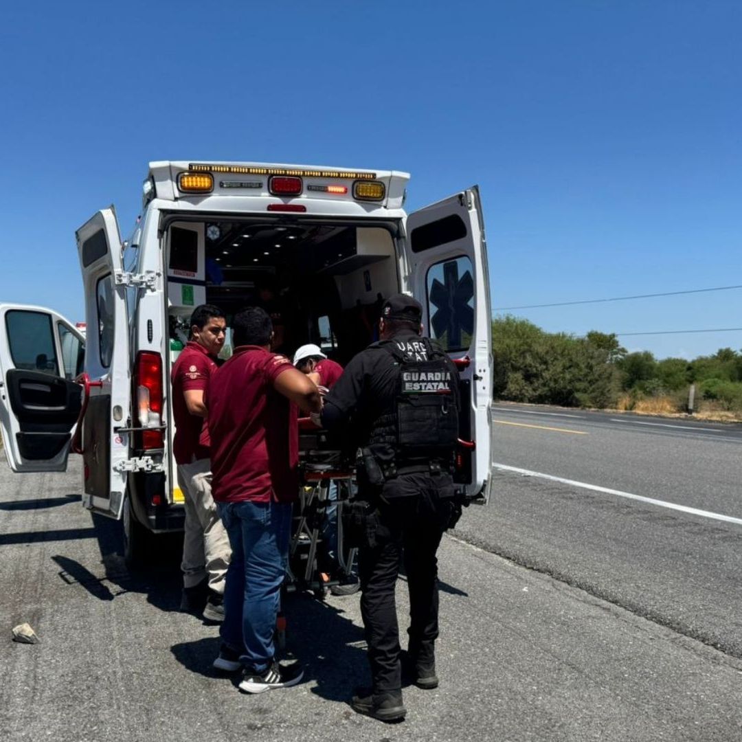 Automóvil Sale del Camino y Vuelca; Padre e Hijo Resultan Lesionados